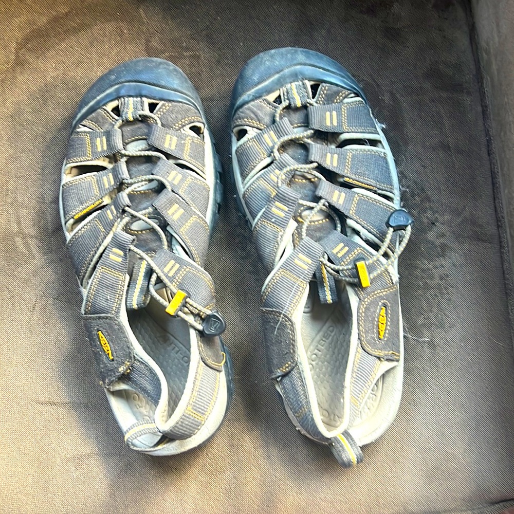 Men’s keens size 10